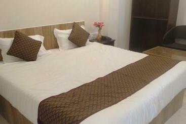 تختخواب و صبحانه Sumit Residency
