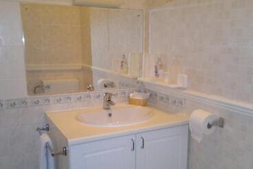 تختخواب و صبحانه Annie's Guest House