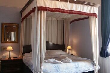 تختخواب و صبحانه Ascot House