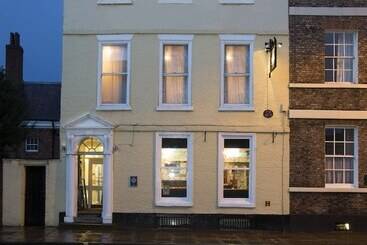 تختخواب و صبحانه Georgian House & Mews