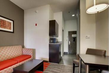 هتل La Quinta Inn & Suites By Wyndham Meridian