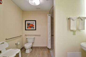 هتل Doubletree By Hilton Hattiesburg, Ms