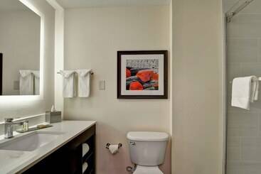 هتل Doubletree By Hilton Hattiesburg, Ms