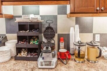 هتل Econo Lodge Inn & Suites Drumheller