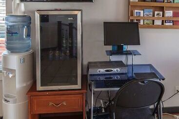 هتل Econo Lodge Inn & Suites Drumheller