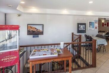 هتل Econo Lodge Inn & Suites Drumheller