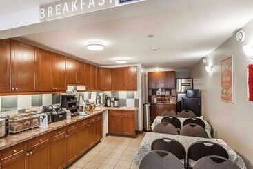 هتل Econo Lodge Inn & Suites Drumheller