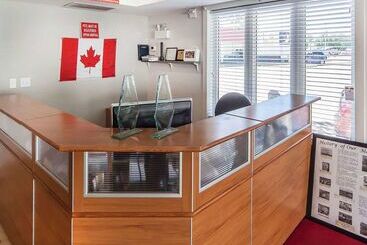هتل Econo Lodge Inn & Suites Drumheller