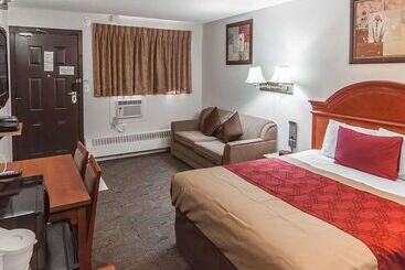 هتل Econo Lodge Inn & Suites Drumheller