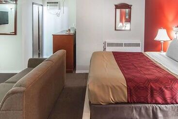 هتل Econo Lodge Inn & Suites Drumheller