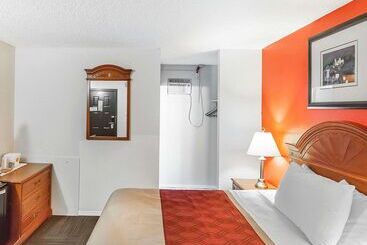 هتل Econo Lodge Inn & Suites Drumheller