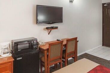 هتل Econo Lodge Inn & Suites Drumheller