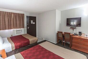 هتل Econo Lodge Inn & Suites Drumheller