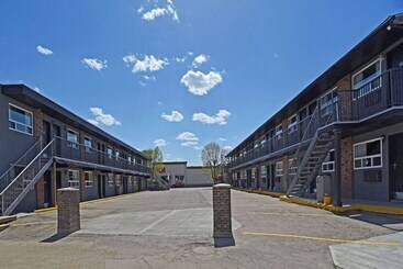 هتل Econo Lodge Inn & Suites Drumheller