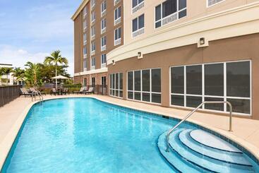 Holiday Inn Express Hotel & Suites Fort Myers East   The Forum, An Ihg