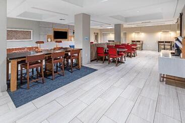 هتل Holiday Inn Express & Suites West By Ihg