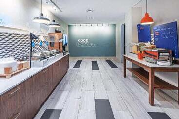 هتل Holiday Inn Express & Suites West By Ihg