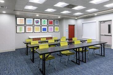 هتل Holiday Inn Express & Suites West By Ihg