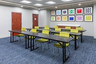 هتل Holiday Inn Express & Suites West By Ihg