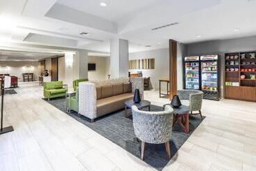 هتل Holiday Inn Express & Suites West By Ihg
