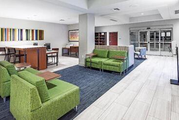 هتل Holiday Inn Express & Suites West By Ihg