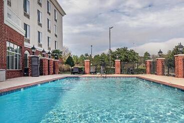 هتل Holiday Inn Express & Suites West By Ihg