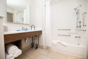 Holiday Inn Express Hotel & Suites Clinton, An Ihg