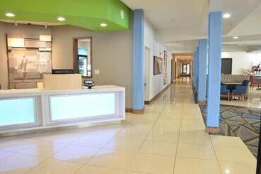 هتل Holiday Inn Express  Waterloo/cedar Falls, An Ihg
