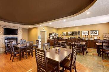 هتل Ramada By Wyndham Cold Lake