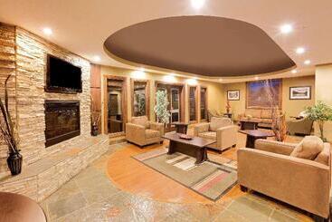هتل Ramada By Wyndham Cold Lake