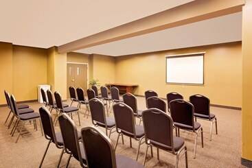 هتل Ramada By Wyndham Cold Lake