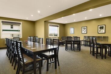 هتل Ramada By Wyndham Cold Lake
