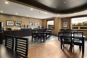 هتل Ramada By Wyndham Cold Lake
