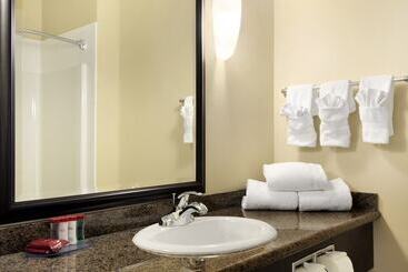 هتل Ramada By Wyndham Cold Lake