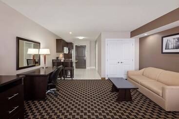 هتل Ramada By Wyndham Cold Lake