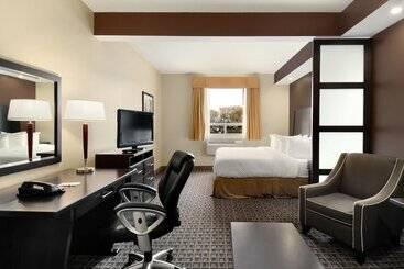 هتل Ramada By Wyndham Cold Lake