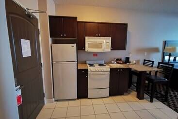 هتل Ramada By Wyndham Cold Lake
