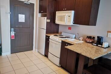 هتل Ramada By Wyndham Cold Lake