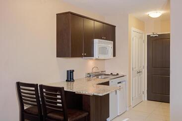 هتل Ramada By Wyndham Cold Lake