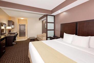 هتل Ramada By Wyndham Cold Lake