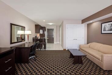 هتل Ramada By Wyndham Cold Lake