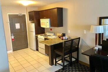 هتل Ramada By Wyndham Cold Lake