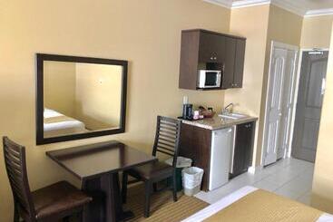 هتل Ramada By Wyndham Cold Lake