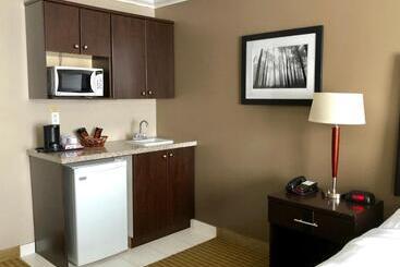 هتل Ramada By Wyndham Cold Lake
