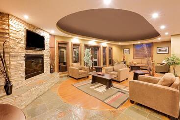 هتل Ramada By Wyndham Cold Lake