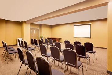 هتل Ramada By Wyndham Cold Lake