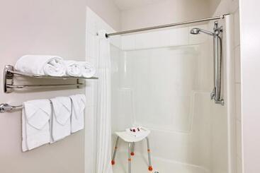 هتل Ramada By Wyndham Cold Lake