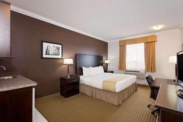 هتل Ramada By Wyndham Cold Lake