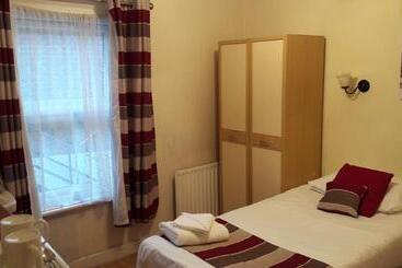 تختخواب و صبحانه Alexandra Guest House