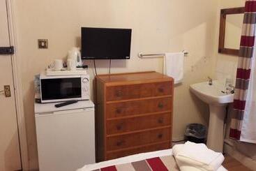 تختخواب و صبحانه Alexandra Guest House